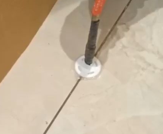 丽江市瓷砖空鼓维修公司专业解答瓷砖在铺贴过程中，如果没有涂抹均匀到位的粘结材料（如水泥砂浆或瓷砖胶），可能会导致以下问题