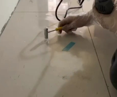 丽江市瓷砖开裂维修公司专业分享瓷砖在铺贴前如果没有沥干水分，将会导致以下问题