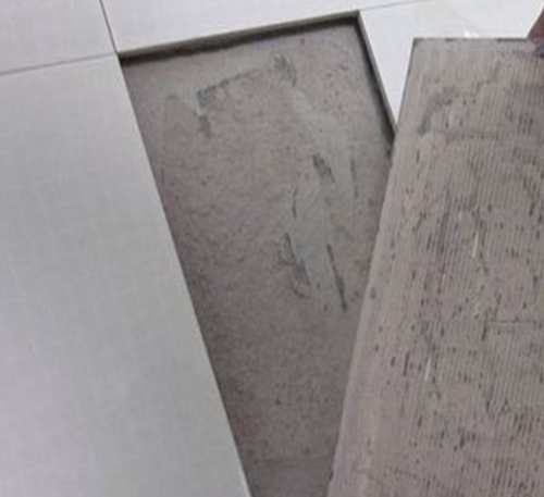 丽江市瓷砖空鼓维修公司分享瓷砖铺贴时如果打浆（即涂抹在瓷砖背面和基层上的砂浆或瓷砖胶）过少，会带来以下问题